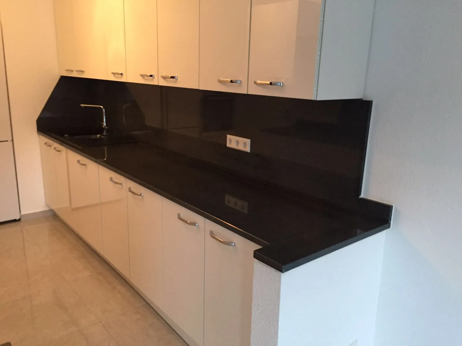 Küche mit Granit-Arbeitsplatte