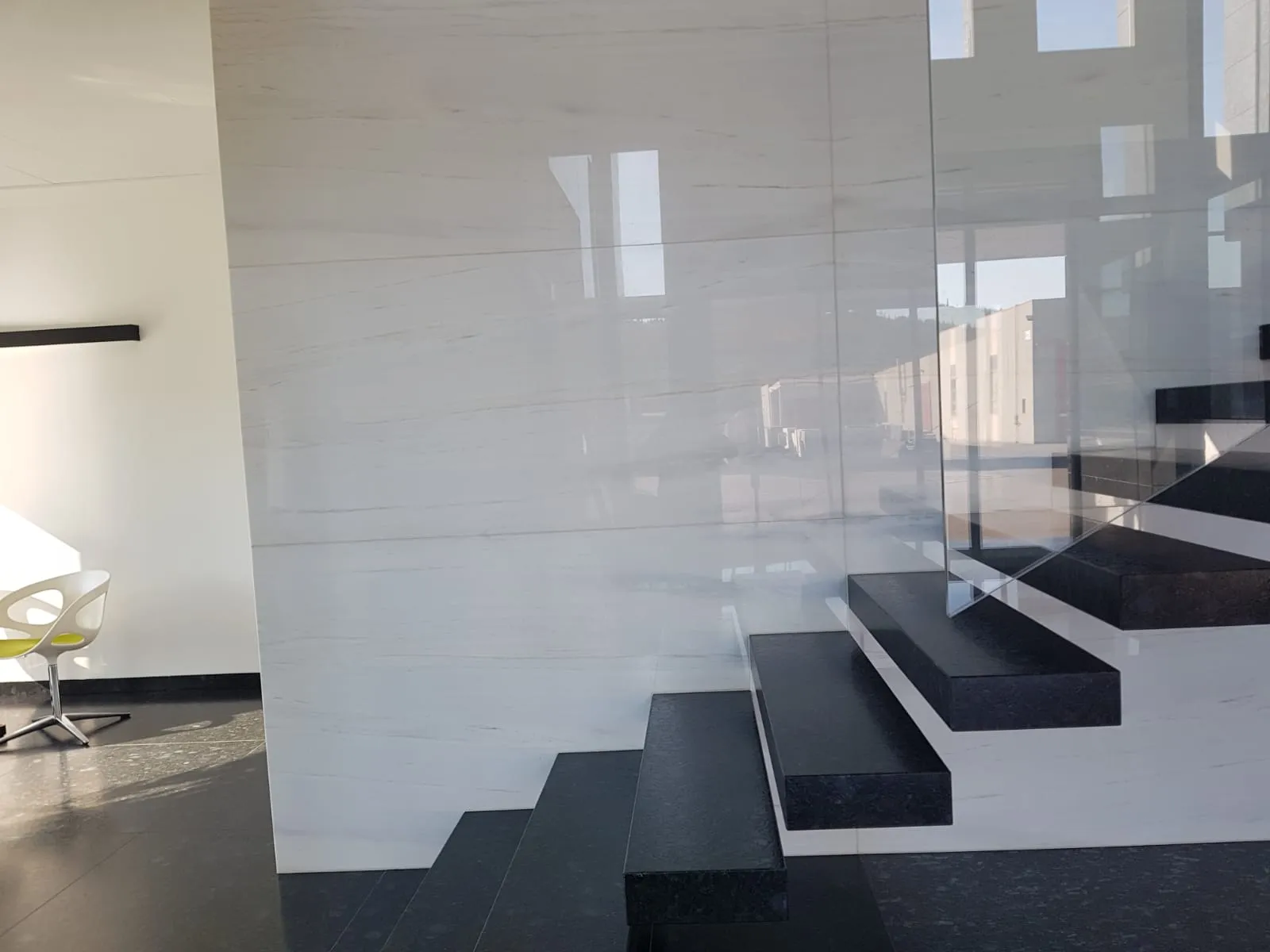 Schwebende Granittreppe mit Marmorwand